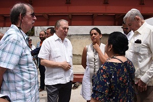 El ministro de Cultura, Eduardo Selman, durante el recorrido por el Parqueo Las Atarazanas. 