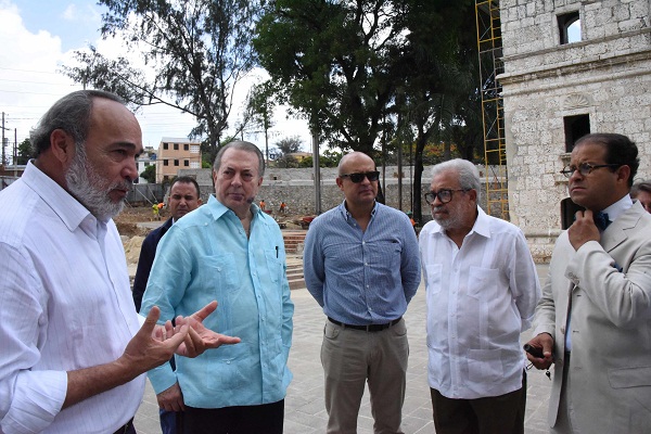 El ministro de Cultura, Eduardo Selman, recibió explicaciones de la remodelación, de parte del arquitecto Francisco Pagán, director de la (OISOE), y de los ingenieros y arquitectos Omar Rancier, Teódulo Blanchard y José Enrique Delmonte