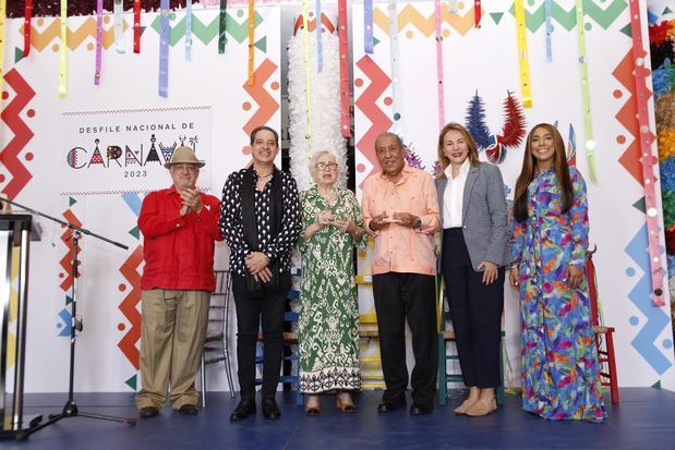 Dentro de los reconocidos, asistieron al acto Milagros Ortiz Bosch y Rafael Suberví Bonilla