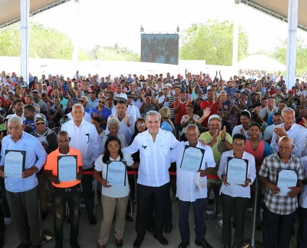 Presidente Abinader beneficia a más de 2,000 personas con entrega de 490 títulos de propiedad en Azua