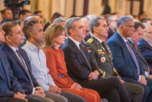 El Presidente Abinader junto a los funcionarios presentes en el evento.