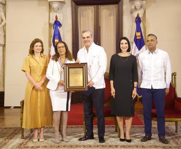  Cinco destacados docentes, recibieron premios en reconocimiento a su loable trayectoria en las aulas, compromiso y contribución al desarrollo académico de sus estudiantes. 