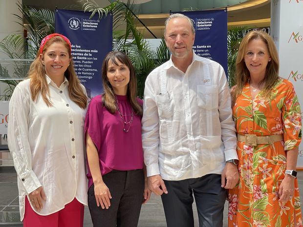 Silvia Rosales Administradora de Ágora Mall, Rocio Sanchez Gerente de Mercadeo de Ágora Mall, Embajador de Guatemala Javier Antonio Zepeda, Esposa del Embajador Claudia Batres.