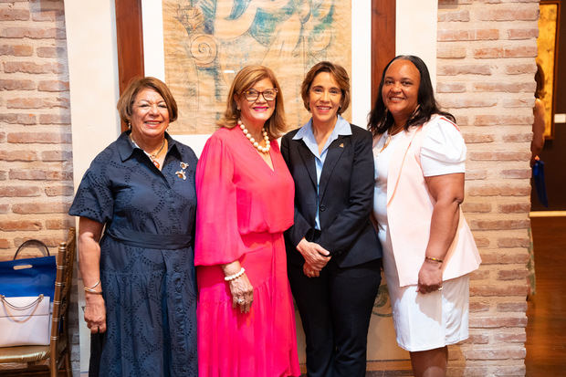 Dinorah Polanco, Milagros Inoa, Mercedes Canalda de Beras-Goico y Greyci Jiménez.