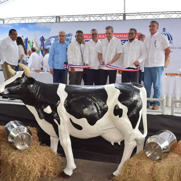 El proyecto de energía solar para el sector lechero fue puesto en
funcionamiento por el presidente Luis Abinader, el 1ro. de junio de 2022,
en ocasión del Día Mundial de la Leche.
