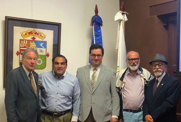 Miguel Dongil junto a invitados a la conferencia en la Sede del Centro de Altos Estudios Humanísticos y del Idioma Español adscrito a la Universidad Nacional Pedro Enríquez Ureña.