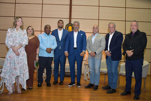 Sarah Yunén, Mónica Báez, Tony Peña Guaba, Darian Vargas, Jesús Yunén, Juan Carlos Simó, Pedro Domínguez Brito y Juan Lamur.