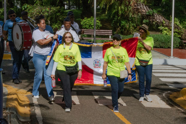 La doctora Daisy Acosta y Mercedes Bruno, presidenta de la asociación, encabezaron la caminata.