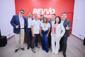 En las nuevas oficinas de REVVO: Celso Escobar, Noel Rivera, Rhadames Sánchez, Loreanny Méndez, Arianna Zapata, Marlon España, Ana Wendy González y Luis Mella.