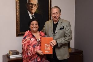 La arquitecto Linda Roca entrega al ministro de Cultura, arquitecto Eduardo Selman,el documento remitido a la UNESCO para solicitar que el Sitio Arqueológico La Isabela sea declarado Patrimonio Mundial.