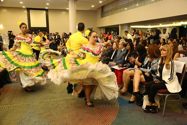 Grupo de baile propiciado por el CAID