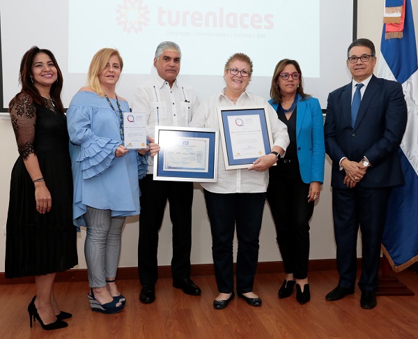 Fausto Fernández en compañía de Maribel Villalona, Marcia Isa, Karillyn Rodríguez y Manuel Guerrero entrega a Elizabeth Tovar de la Tour Operadores  Turenlacer su Distintivo de Calidad Turística.