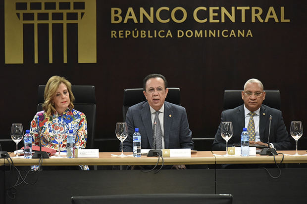  Banco Central de la República Dominicana, el Gobernador Lic. Héctor Valdez Albizu. 