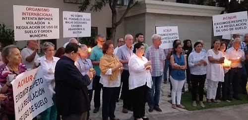 Directivos y miembros de la Junta de Vecinos de Helios de Bella Vista en una de las actividades del organismo residencial.