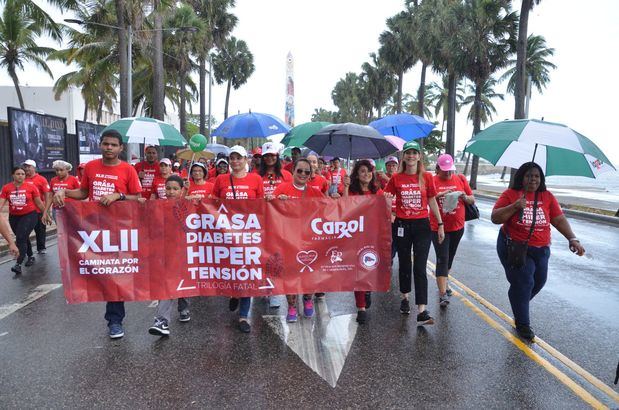 Decenas de personas participaron en la Caminata por el Corazón, auspiciada por Farmacia Carol, a beneficio de la Fundación Dominicana de Cardiología.