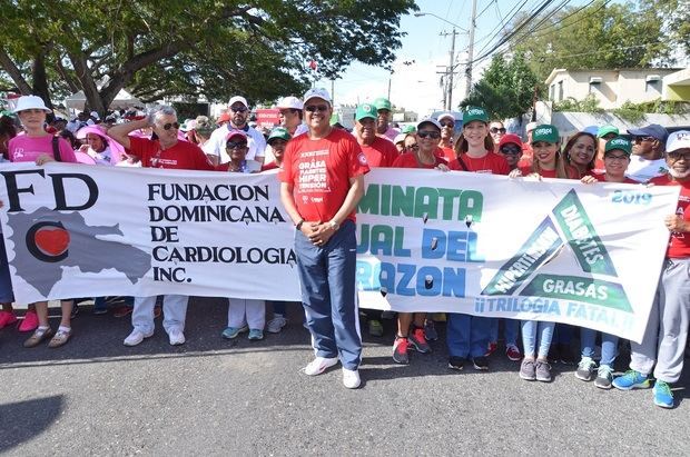 Osiris Valdez, presidente de la FDC, encabeza la caminata junto a otros directivos y ejecutivos de Farmacia Carol.