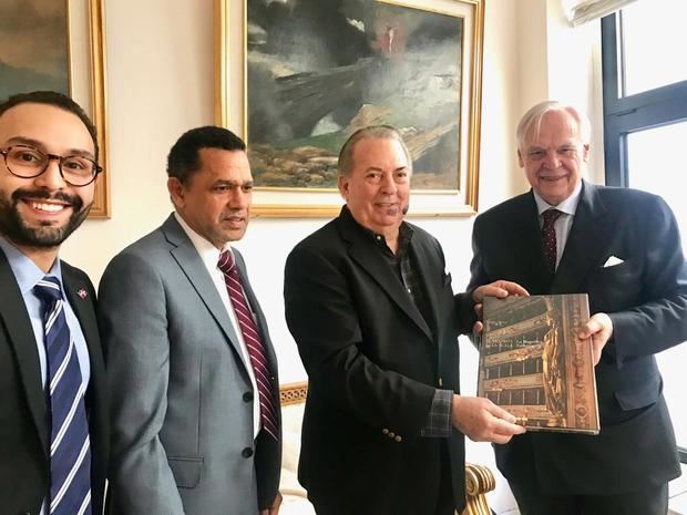 El superintendente de la Scala de Milán, Alexander Pereira, entrega al ministro de Cultura, arquitecto Eduardo Selman, un libro sobre el Teatro de la Scala de Milán. Presente en la entrega el vicecónsul dominicano, Joaquín Taveras.