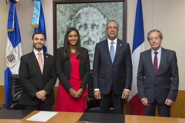 El administrador general de Banreservas, Simón Lizardo Mézquita; el embajador Francés en República Dominicana, Didier Lopinot; la directora de la AFD, Sandra Kassab; y el director general de Negocios especializados del Banco, Roberto Jiménez, al final de la firma del acuerdo de préstamo blando entre la Agencia Francesa de Desarrollo y la entidad financiera