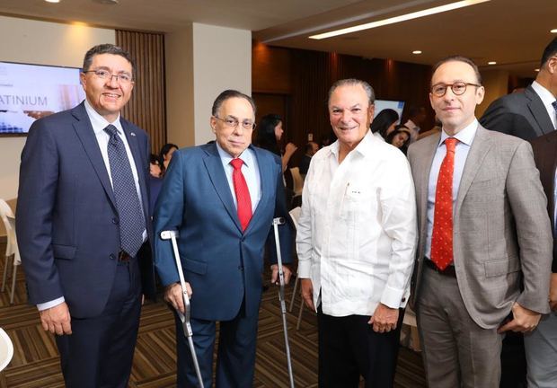 Embajador italiano en RD, Andrea Canepari; Celso Marrancini presidente de la Cámara, Frank Ranieri del Grupo Punta Cana y Giuseppe Bonarelli del Catador.