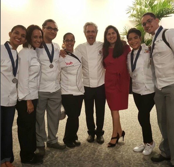 Jóvenes cocineros con bazar culinario solidario 