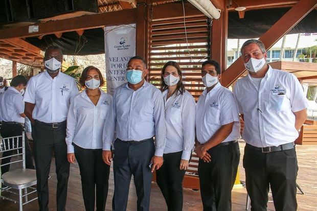 En un encuentro al aire libre desde el restaurante Pelícano Beach Club ubicado en este municipio donde asistieron importantes personalidades.
