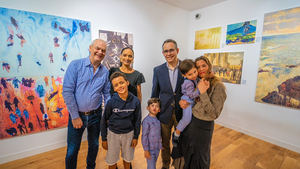 Federico Cuello recibe visita privada del Jefe Comercial de Qatar Airways, Thierry Antinori y sus familias a la exposición 'La República del Color' en Katara.