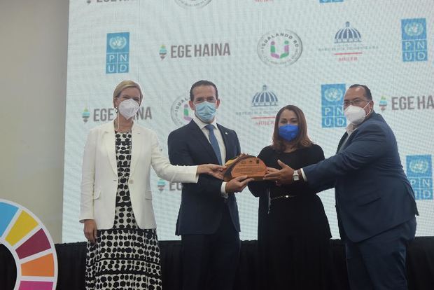 Luis Mejía Brache, gerente general de EGE Haina, recibiendo el Sello de Oro de Igualando RD de manos de la ministra de la Mujer Mayra Jiménez; de la representante Residente del PNUD en RD y de Lorenzo Ramírez, director del INDOCAL.