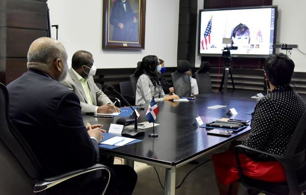 Miembros del Ministerio de Educación en reunión virtual con embajadora de Estados Unidos, Robin Berstein.