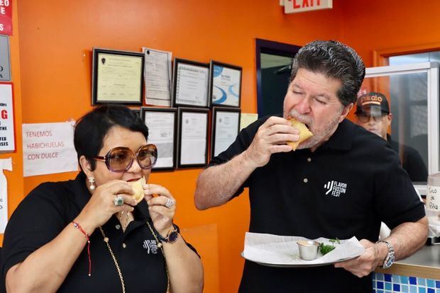 Degustando las empanadas de mangú.