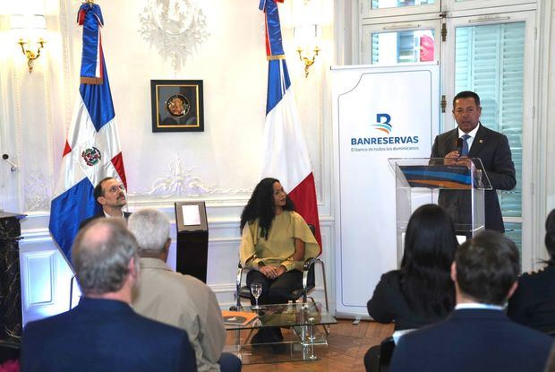 Durante el conversatorio en la Embajada Dominicana en París