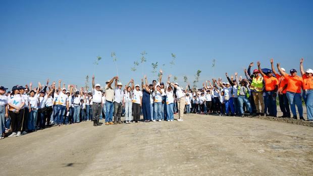 Grupo de voluntariado junto a la presidente del Voluntariado Banreservas, la doctora Carmen Alicia Quijano.