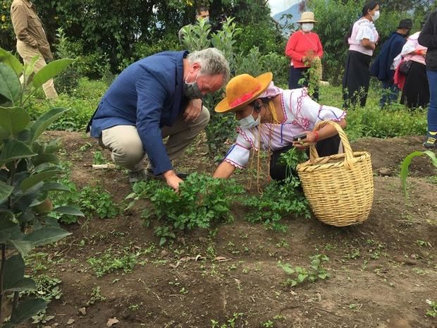 Indigenas kichwas de Imantag, en la provincia de Ibarra (norte), muestran este miércoles sus hortalizas y frutas al director ejecutivo del Programa Mundial de Alimentos (WFP, por sus siglas en inglés), David Beasley.