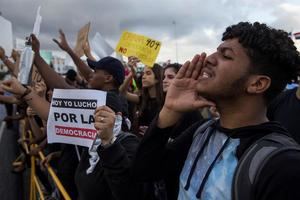 Cientos de dominicanos protestan tras la suspensión de las elecciones