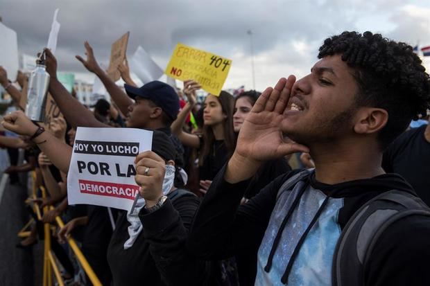 Cientos de dominicanos fueron registrados este martes al protestar contra la Junta Central Electoral (JCE), en Santo Domingo.