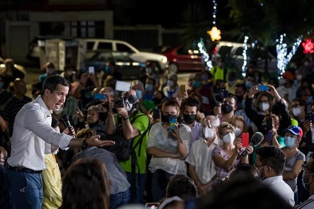 El presidente de la Asamblea Nacional de Venezuela, Juan Guaidó, asiste a una asamblea ciudadana hoy en Caracas, Venezuela.