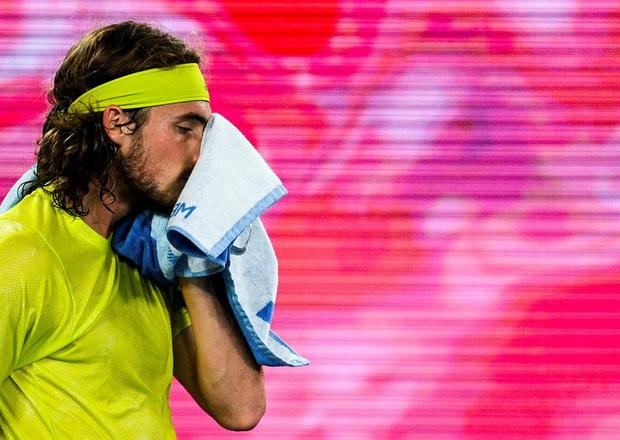 Stefanos Tsitsipas de Grecia reacciona durante su partido de semifinales de individuales masculinos contra Daniil Medvedev de Rusia en el torneo de tenis Open de Australia Grand Slam en Melbourne Park en Melbourne, Australia.