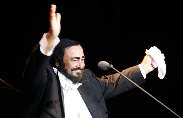 Fotografía de archivo en la que se registró al legendario tenor italiano Luciano Pavarotti, en Hamburgo, Alemania.