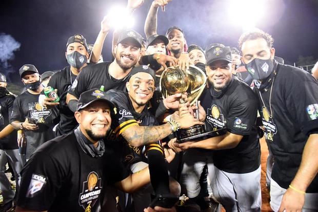 Jugadores de las Águilas Cibaeñas celebran luego de lograr su vigésima segunda corona tras derrotar a los Gigantes del Cibao, hoy en el estadio Julián Javier, en San Francisco de Macorís, República Dominicana.