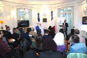 Durante el conversatorio en la Embajada Dominicana en París