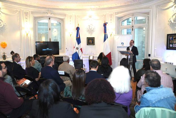 Durante el conversatorio en la Embajada Dominicana en París
