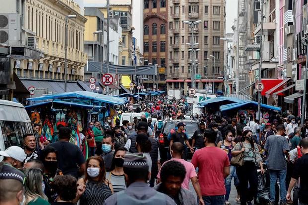 Vista de la calle 25 de Marzo, una vía comercial, el 1 de septiembre de 2020, en el centro de Sao Paulo, Brasil.