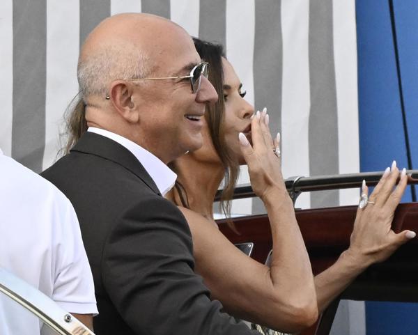 El fundador de Amazon, Jeff Bezos, y la expresentadora Lauren Sánchez en Venecia el 26 de junio de 2025. 