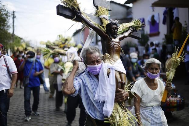 Fieles participan en la centenaria procesión de los Cristos, hoy en la localidad salvadoreña de Izalco (oeste) en El Salvador.