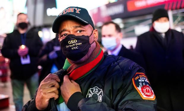 El alcalde de Nueva York, Eric Adams, llega a la vigilia organizada en homenaje a Michelle Alyssa Go, asesinada en el metro el 15 de enero, en Times Square, Nueva York (EE.UU.), este 18 de enero de 2022.