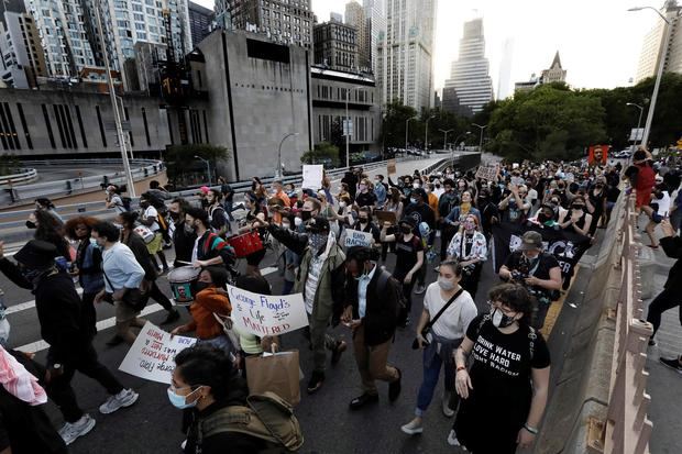 Cientos de ciudadanos fueron registrados este martes, durante una marcha en memoria del afroamericano George Floyd al cumplirse un año de su asesinato, en Manhattan, NY, EE.UU.