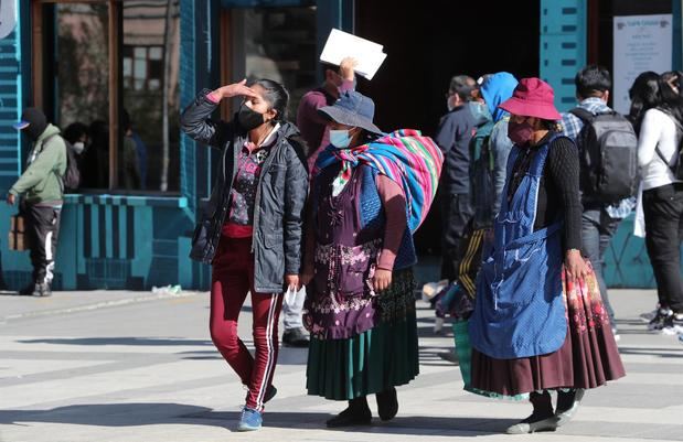 Ciudadanos bolivianos caminan por una calle en La Paz (Bolivia), en una fotografía de archivo.