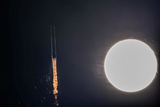 Fotografía cedida por la firma privada SpaceX donde se muestra a cohete Falcon 9 de la misión Transporter-3 mientras despega este 13 de enero de 2022, desde la Estación de la Fuerza Espacial de Cabo Cañaveral en Florida (EE. UU).
