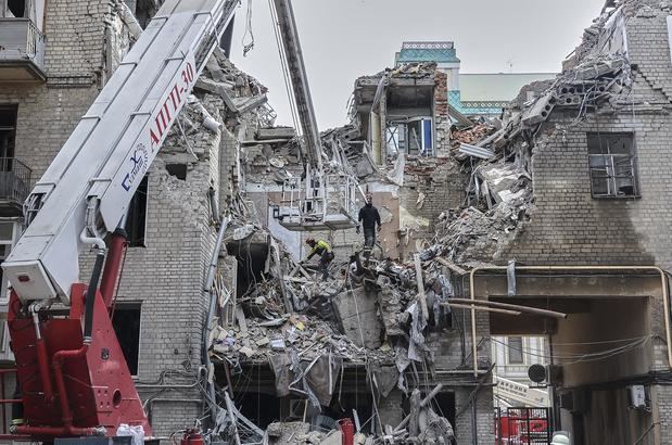 Rescatistas ucranianos limpian los escombros después de que un cohete impactara en un edificio residencial en Járkov, este 8 de septiembre.