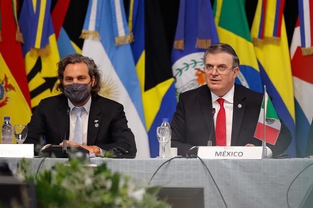 El canciller mexicano, Macelo Ebrard (d), y su homólogo argentino, Santiago Cafiero (i), participan en la Cumbre de la Celac, hoy, en Buenos Aires, Argentina.
