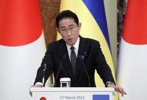 Primer ministro japonés promete apoyo a Zelenski y le invita al G7 "online"